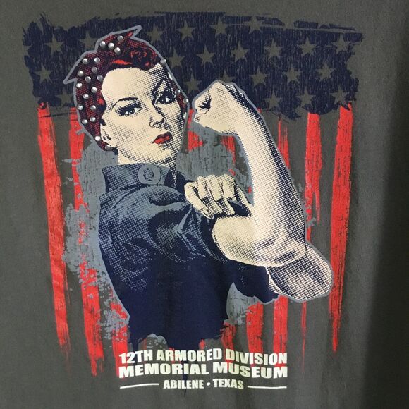 Green grey tee Army theme 12th Armoured Division memorial museum WWII L - Picture 2 of 4